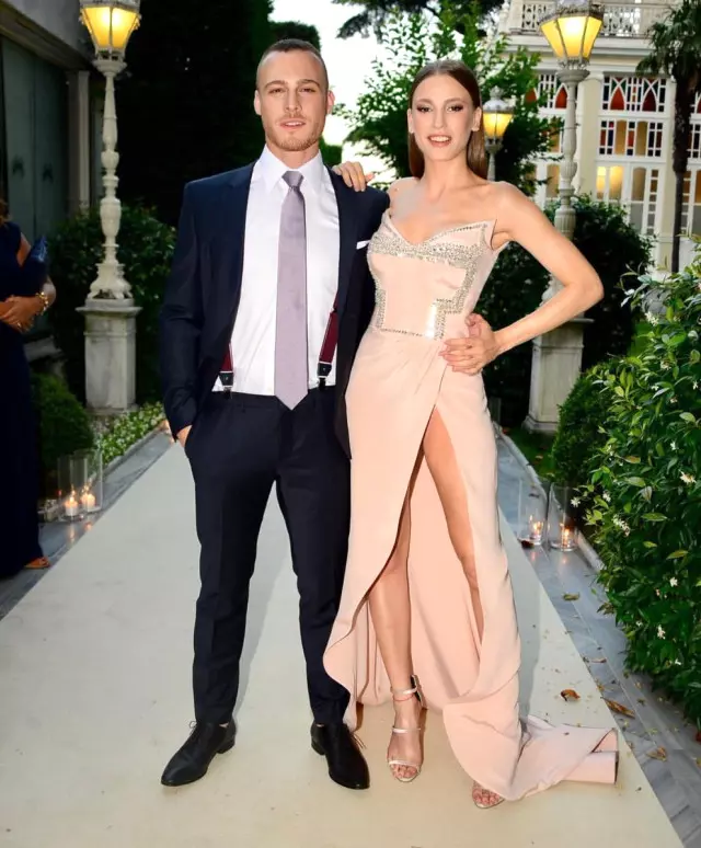 Actriţa Serenay Sarıkaya („Yaman”), sexy şi îndrăgostită la nunta lui Burak Özçivit