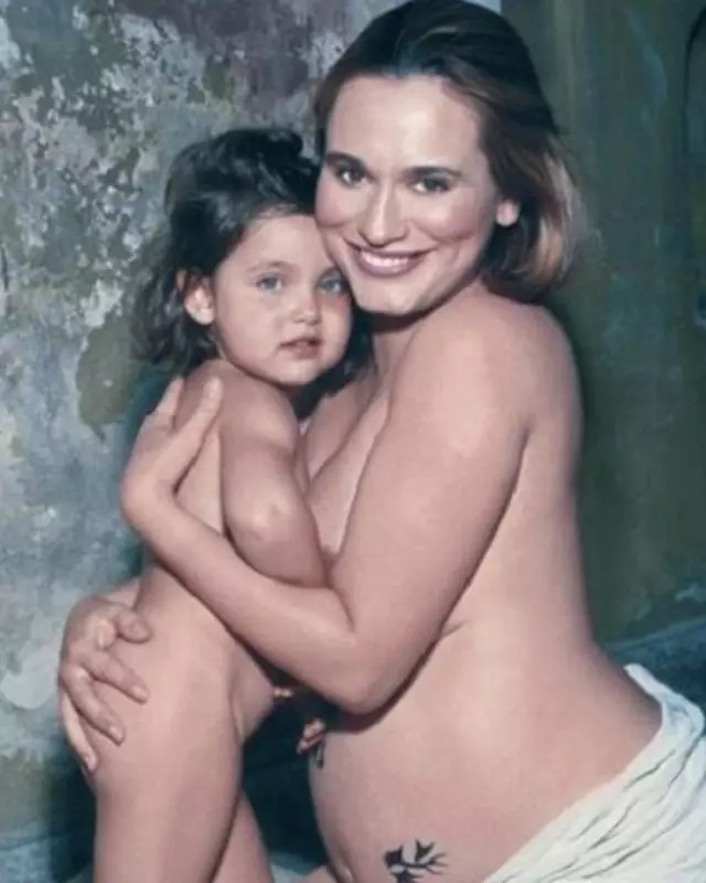 Andreea Esca, într-o fotografie-document - pictorial VIVA! de acum 16 ani, alături de fiica ei Alexia, în timp ce era însărcinată cu Aris.