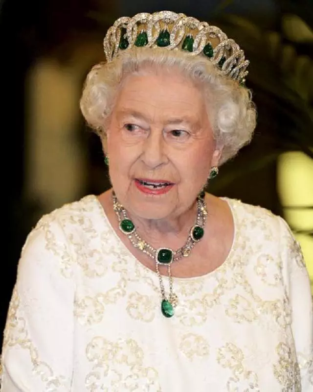 Ținuta-Reginei-Elisabeta-a-II-a-la-nunta-Prințului-Harry-cu-Meghan-Markle-1