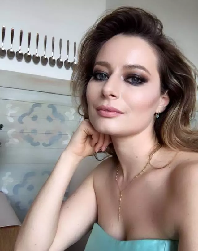 Laura Cosoi 2