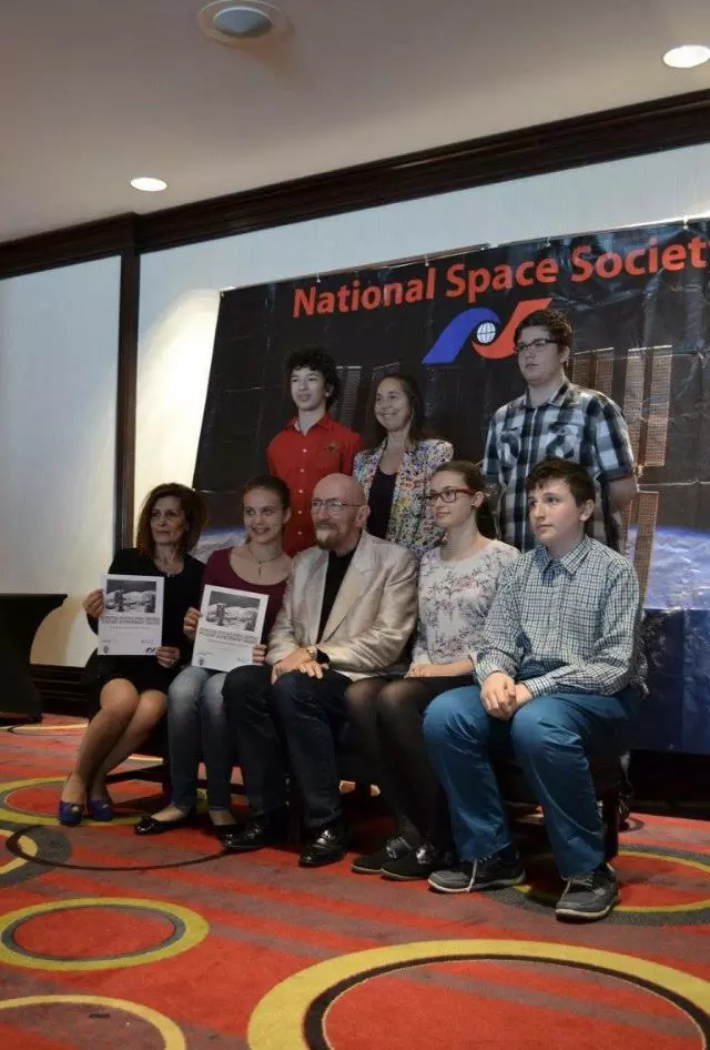 Elevii și doamna profesor Ioana Stoica alături de Kip Thorne (consilierul științific al filmului de mare succes internațional "Interstellar");