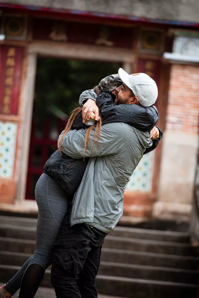 Speak-a-cerut-o-în-căsătorie-pe-Ștefania-la-Asia-Express-4