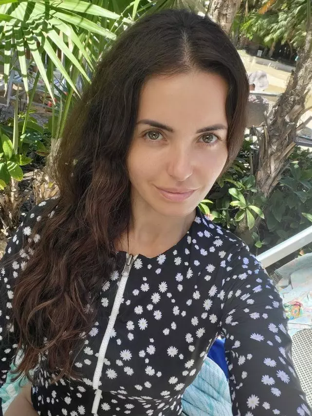 madalina apostol selfie