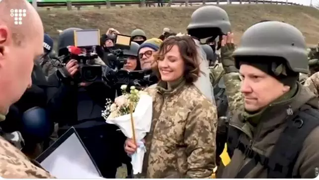 doi-militati-casatorit-Ucraina7