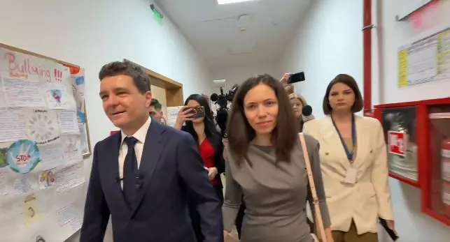 Mirabela Grădinaru, soția lui Nicușor Dan, a votat la alegerile prezidențiale 2025 ( (6)