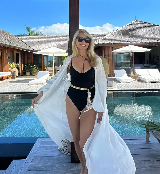 Christie Brinkley la piscina