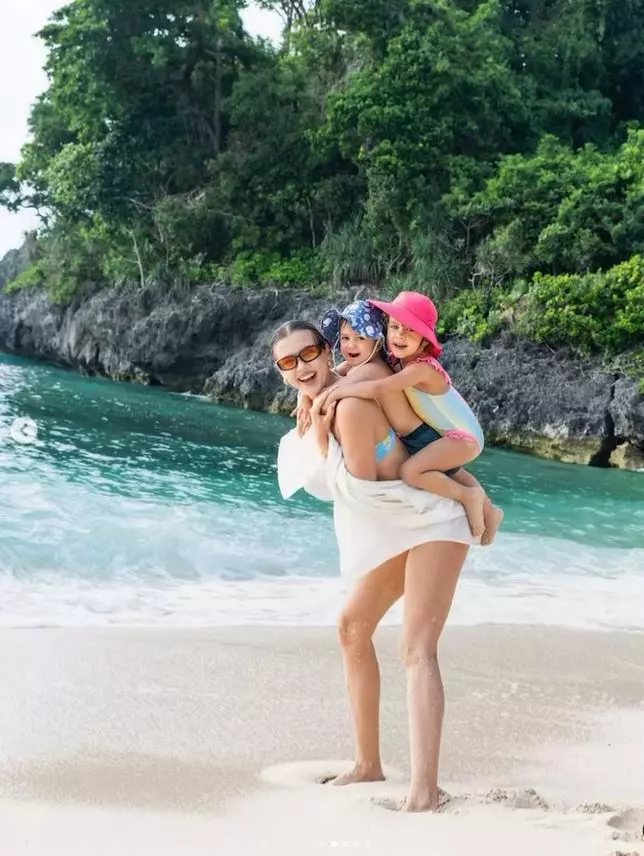 emily si cei doi copii in vacanta din filipine