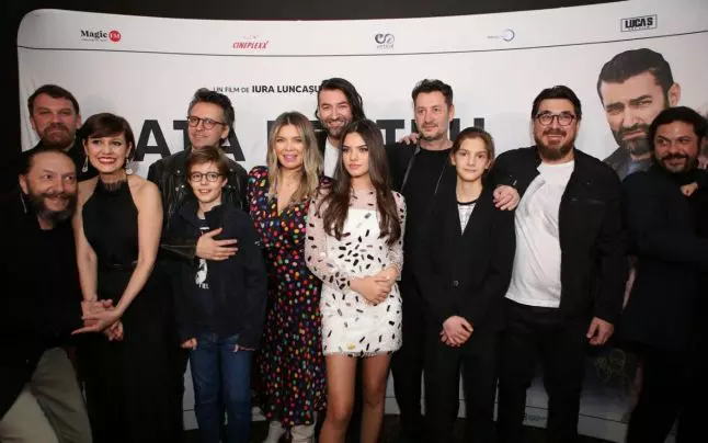 smiley susținut de prieteni