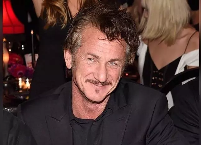 Sean Penn revine la Cannes după 30 de ani de la debutul său în regie, cu noul său film, „Flag Day”, în care joacă alături de fiica și de fiul lui
