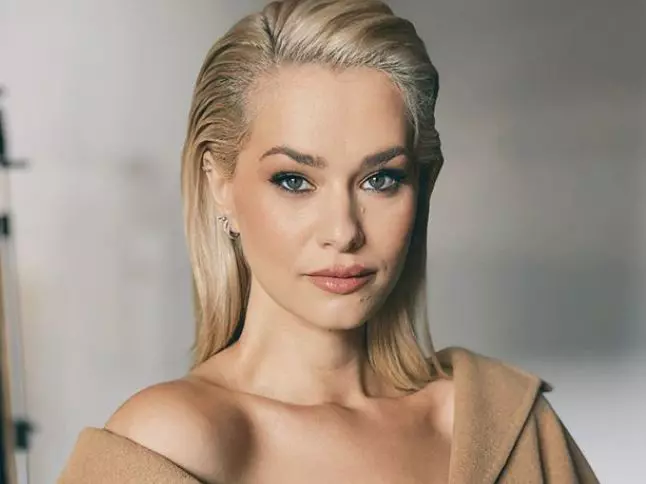 feli-donose-a-primit-inelul-de-logodna