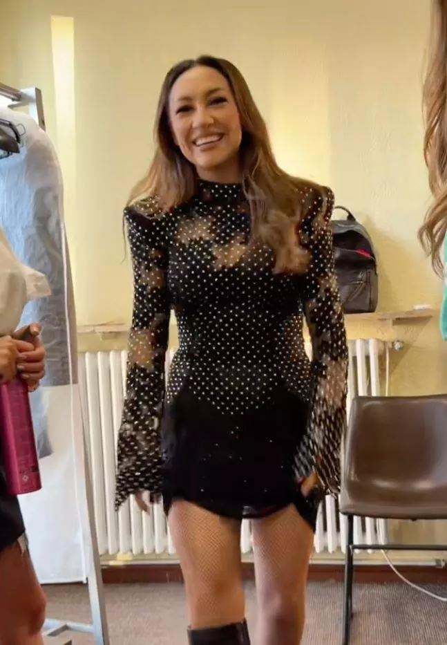 Andra în rochie mulata1