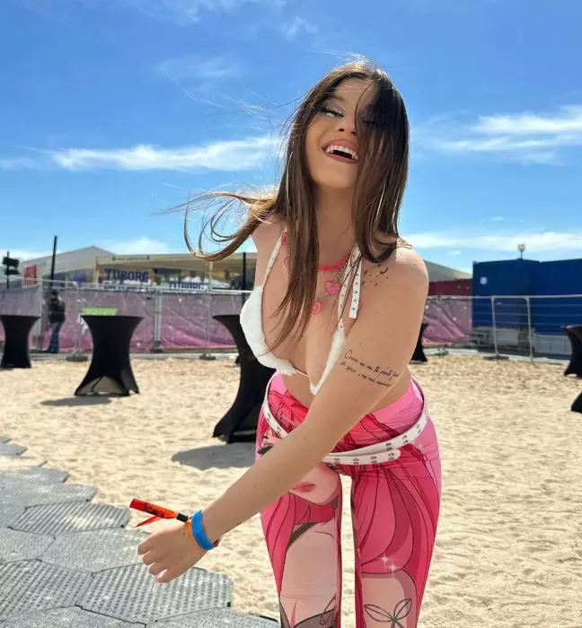 erika-isac-la-plaja