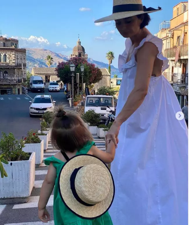 ana-cu fiica ei in sicilia