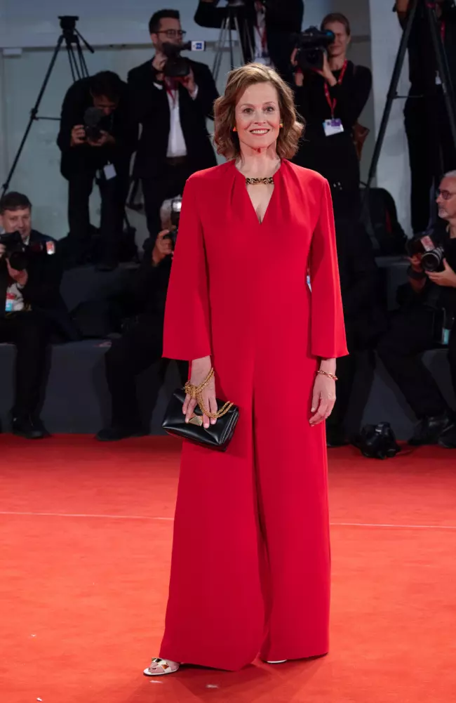 11.-Sigourney-Weaver-în-Valentino-1