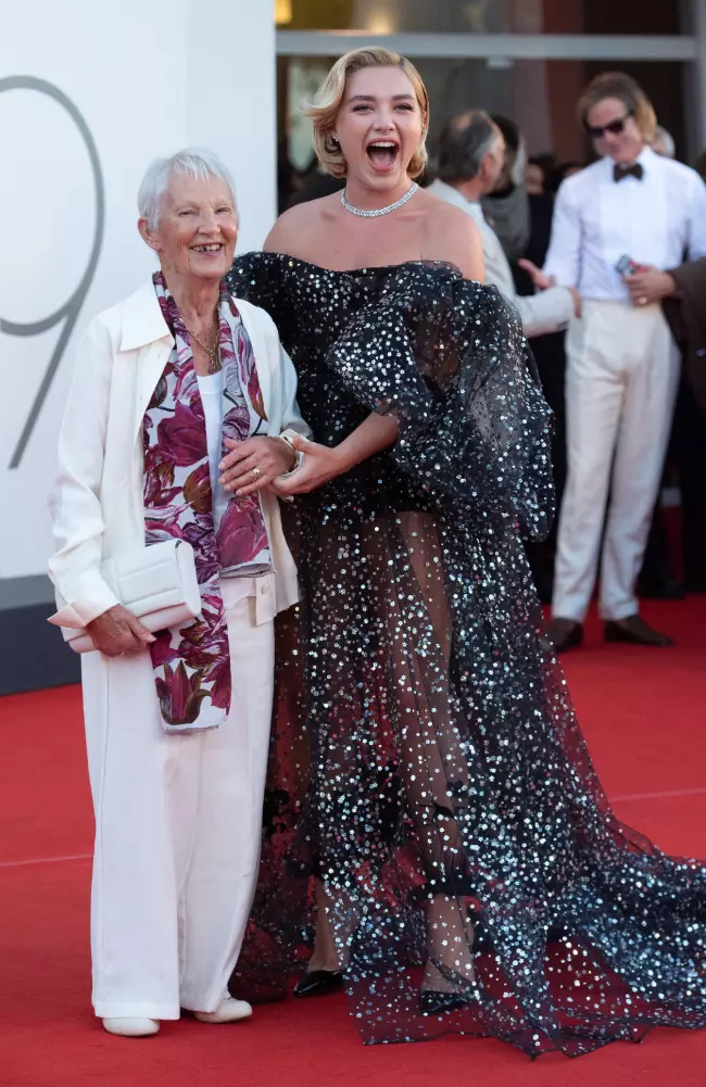 2. Florence Pugh alături de bunica ei