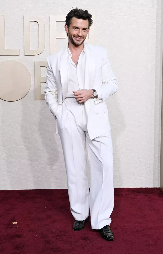 Jonathan Bailey purtand Givenchy