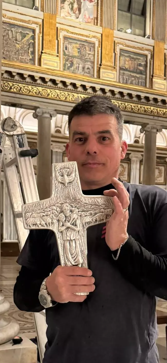 Florin Călin, primul român care a văzut sicriul papei de aproape3