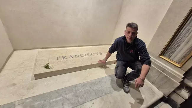 Florin Călin, primul român care a văzut sicriul papei de aproape2
