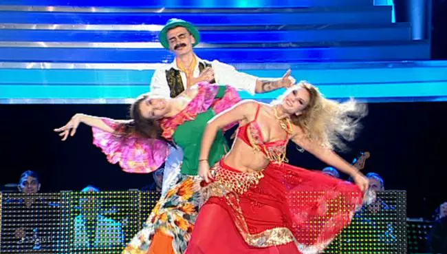 roxana-ionescu-s-a-transformat-in-zana-zanelor-a-manelelor-a-ridicat-juriul-in-picioare-si-l-a-innebunit_size24