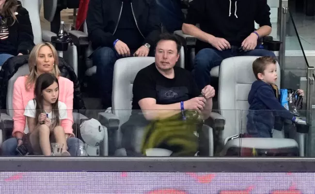 2. Elon Musk și fiul său