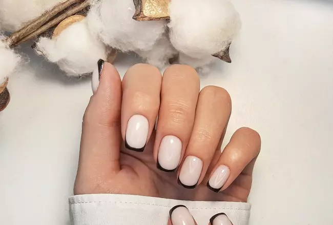 Manichiura black french, perfectă pentru fetele rebele