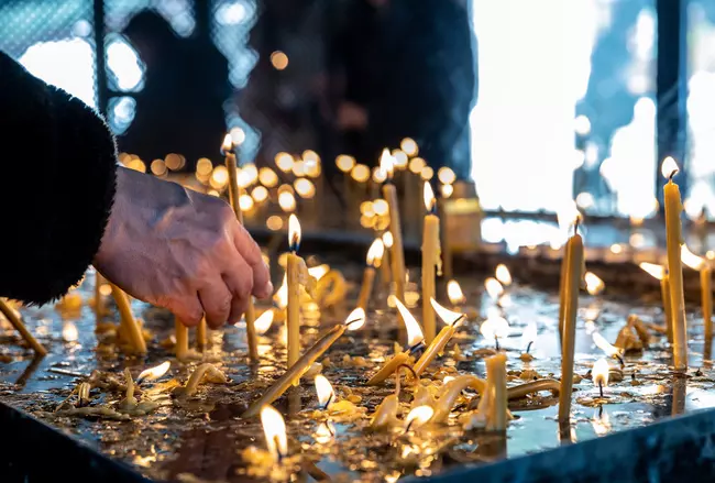 Când prăznuim Moșii de Toamnă 2025. Ce se pregătește de pomană pentru cei plecați dintre noi