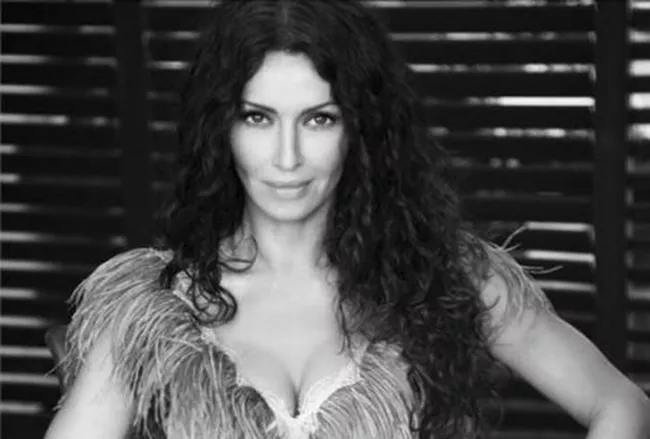 Cand Divele Se Bat In Decolteuri In Ringul De Box Andreea Marin È™i Mihaela RÄƒdulescu Foto