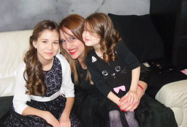 Liliana-cea-de-a-doua-sotie-a-lui-Florin-Busuioc-alaturi-de-fetitele-sale