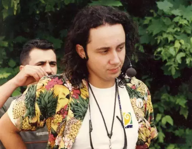 catalin maruta in camasa cu par lung