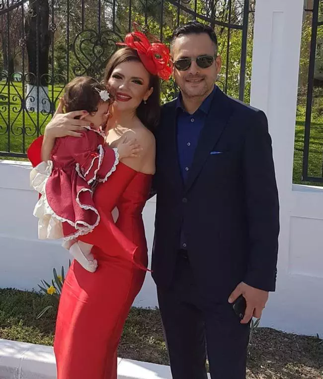 Cristina-Siscanu-si-Madalin-Ionescu-alaturi-de-fetita-lor-Petra