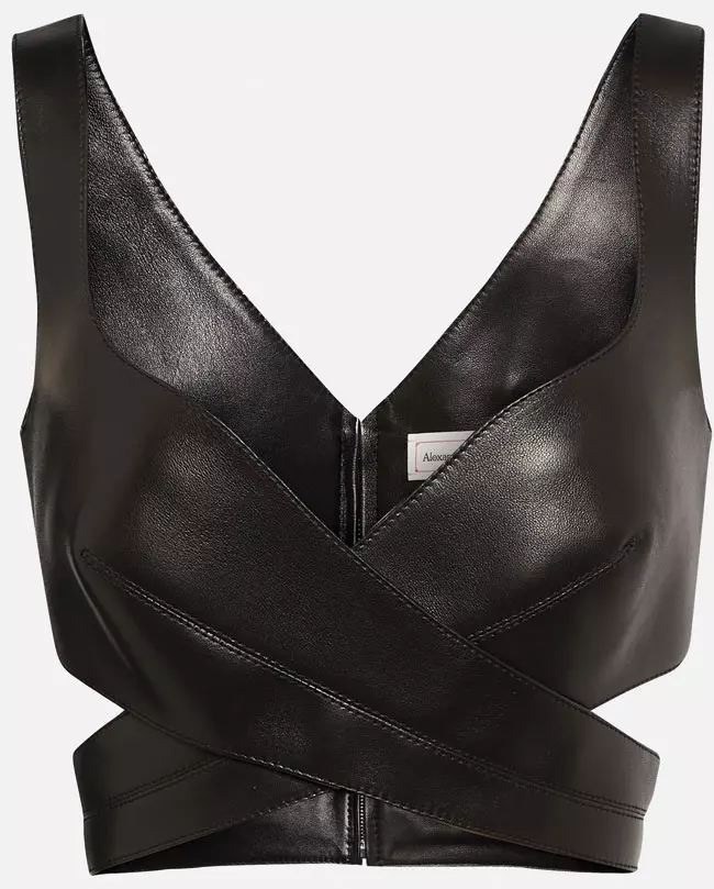 Top din piele, Alexander McQueen, 2.500 euro, www.mytheresa.com