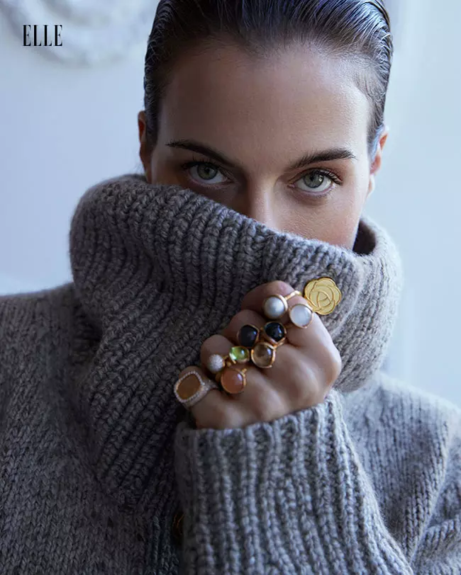 Cleo poartă cardigan "Naturally, Cashmere", Ami Amalia, și inele Ole Lynggaard Copenhagen.