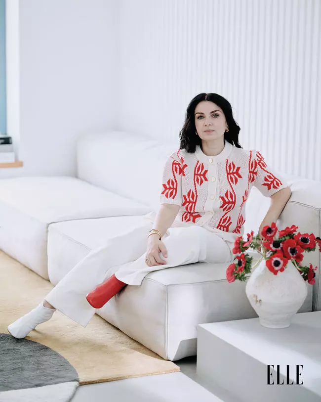 Amalia poartă jacheta Ami Amalia, ghete Cèline (Phoebe Philo), bijuterii și inel design propriu, și piese Bijuteria Gia.