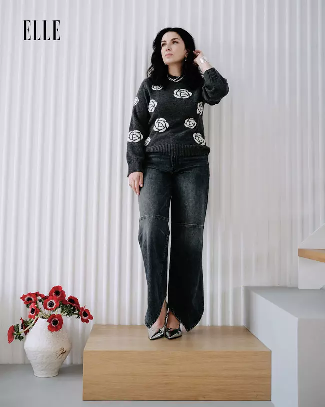 Amalia poartă pulover Ami Amalia, pantaloni Mother Superior (Aparterre), pantofi Anny Nord, Elsa Peretti Bone Cuff, perle Akoya, Yana Nesper.