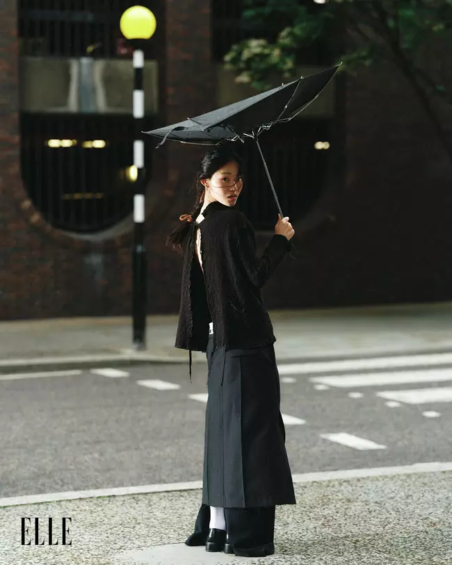 Top vintage, Issey Miyake Brick Lane Market, 400 lei; fustă, Margaret Howell, 1.117 lei; pantofi din piele, Prada, 2.000 lei, Vestiaire Co; accesorii păr din mohair, Mozaic, 60 de lei.