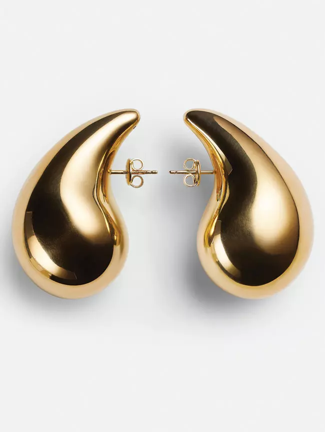 Cercei din argint placat cu aur, Bottega Veneta, 950 euro