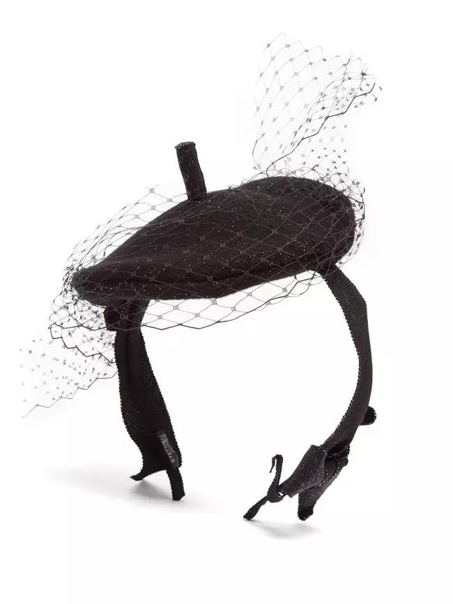 Pălărie din mătase și tul, Stephen Jones, 3.086 lei, www.net-a-porter.com