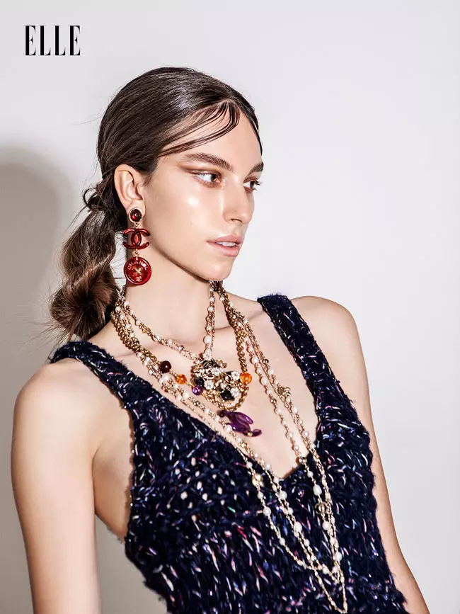 CHANEL - Rochie din lână și bijuterii din alamă cu perle și mărgele, toate Chanel