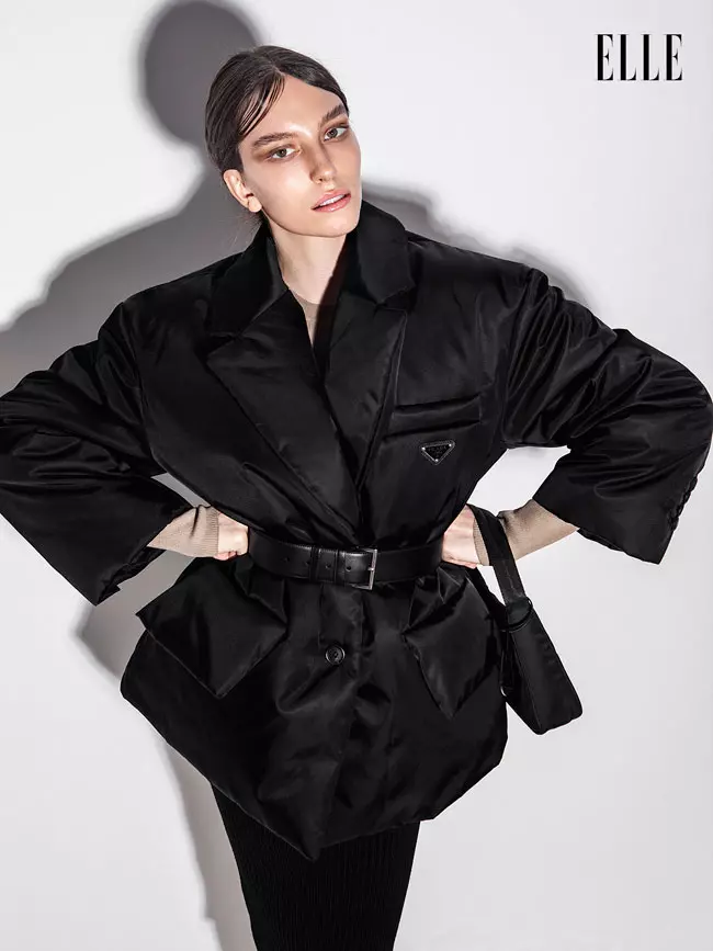 Prada - Sacou din poliamidă reciclată cu curea din piele, bluză și fustă din lână și geantă din nailon, toate Prada, magazinul Mengotti