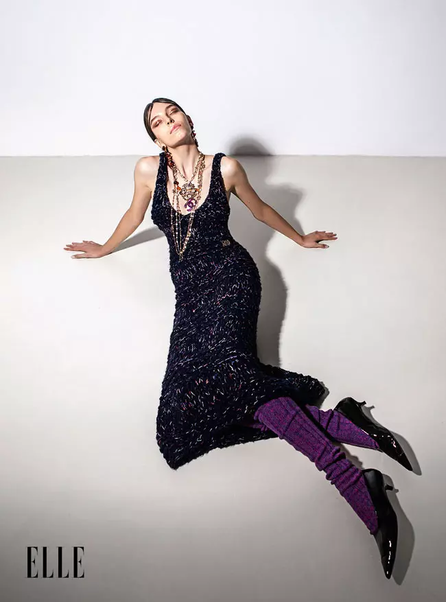 CHANEL - Rochie și ciorapi din lână, bijuterii din alamă cu perle și mărgele și pantofi din piele lăcuită, toate Chanel