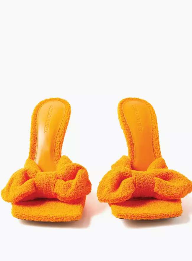 Saboți din piele și prosop, Bottega Veneta, 3.410 lei, magazinul Bottega Veneta