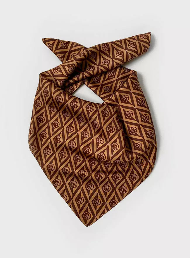 Eșarfă din mătase, Le Scarf, 36 euro, www.le-scarf.com