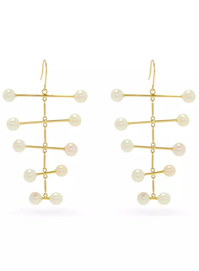 Cercei din aur și perle de cultură, Mateo, 10.700 lei, www.matchesfashion.com