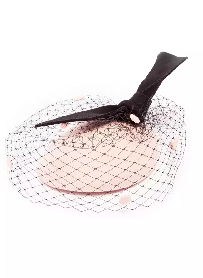 Pălărie din satin de mătase și catifea, Stephen Jones, 3.600 lei, www.matchesfashion.com