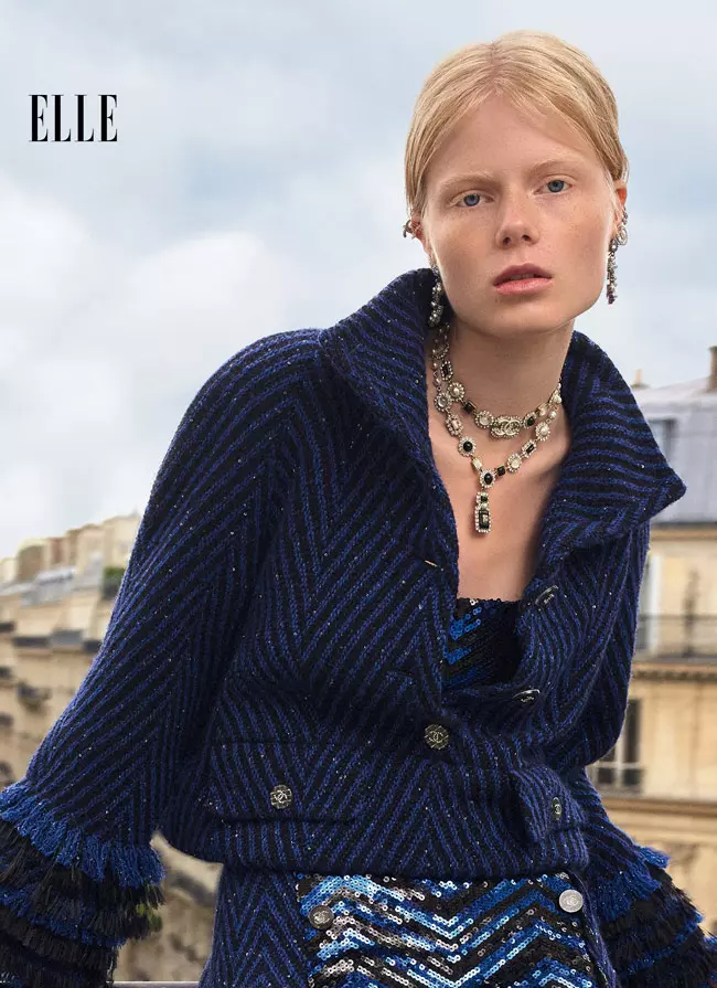 Bluzon și fustă, ambele din tweed, top din paiete, cercei și colier, toate Chanel din colecția de toamnă-iarnă 2021/2022.