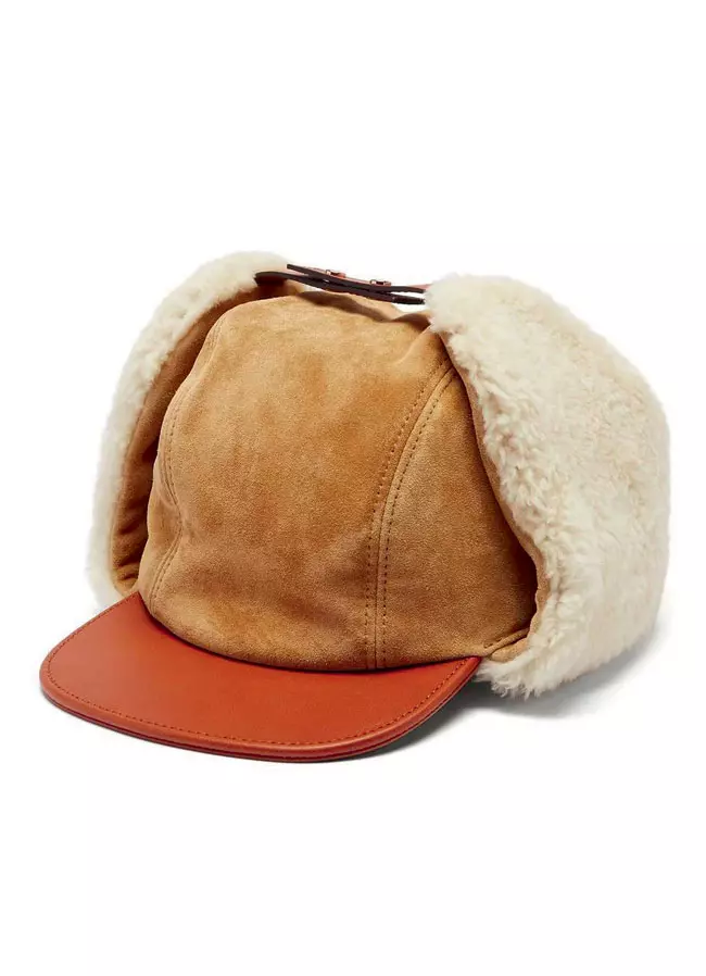 Căciulă din piele velur și blană de oaie, Chloé, 3.120 lei, www.net-a-porter.com