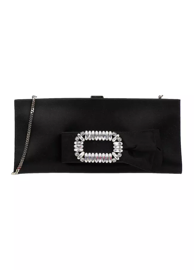 Clutch din satin, Roger Vivier, 798 euro, www.yoox.com