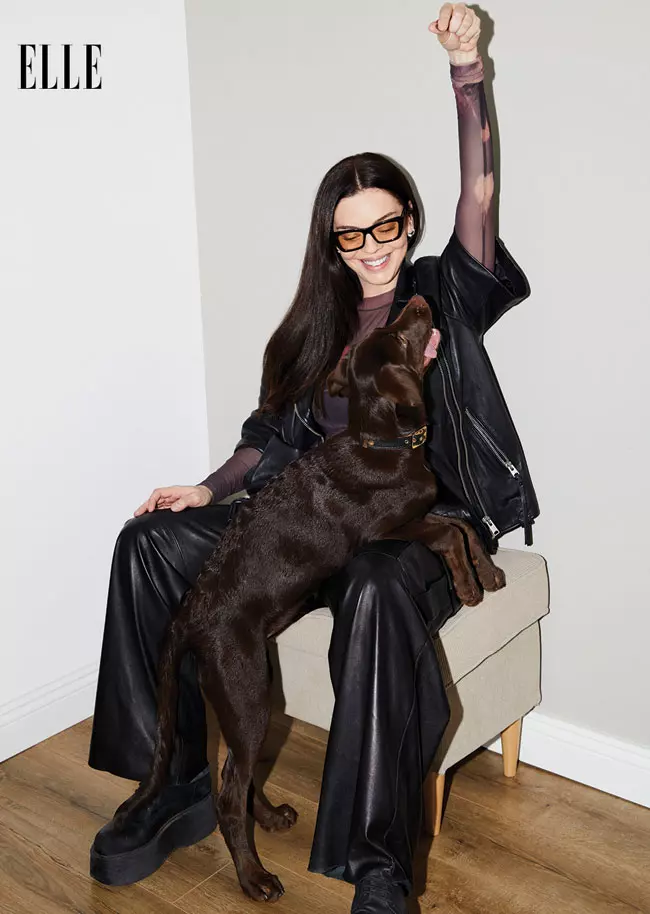 Alexandra poartă pantaloni și geacă din piele AllSaints, bocanci By Annie, top Diesel și ochelari Yves Saint Laurent