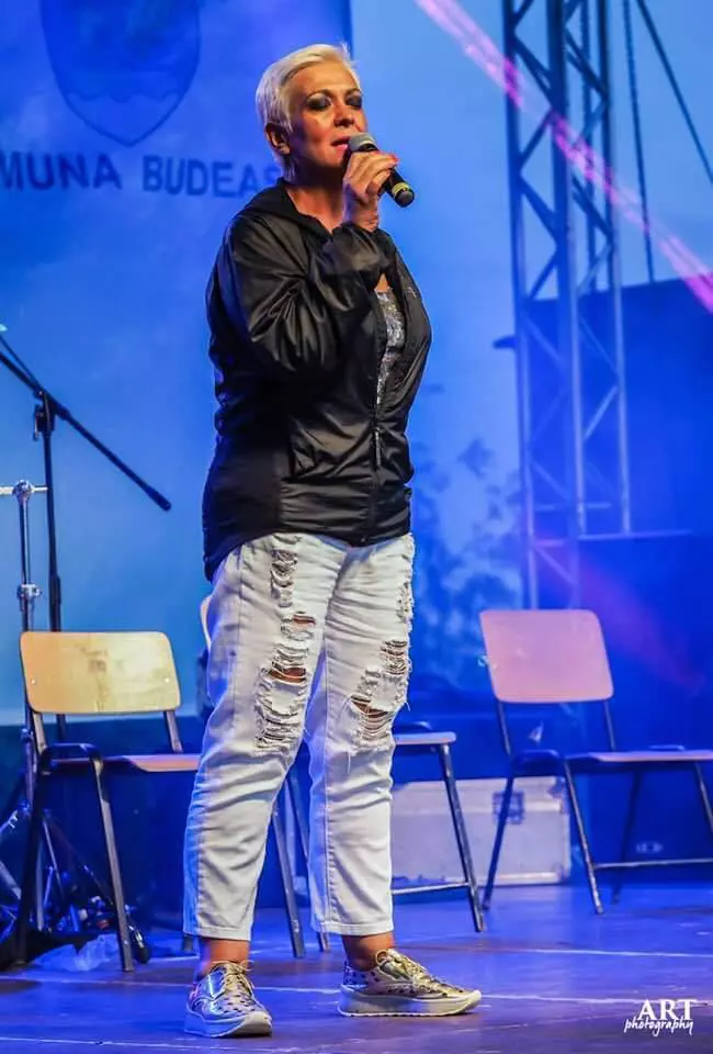 Monica Anghel în blugi rupţi