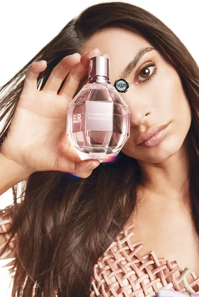 Emily Ratajkowski este noua imagine a francizei Viktor & Rolf Flowerbomb
